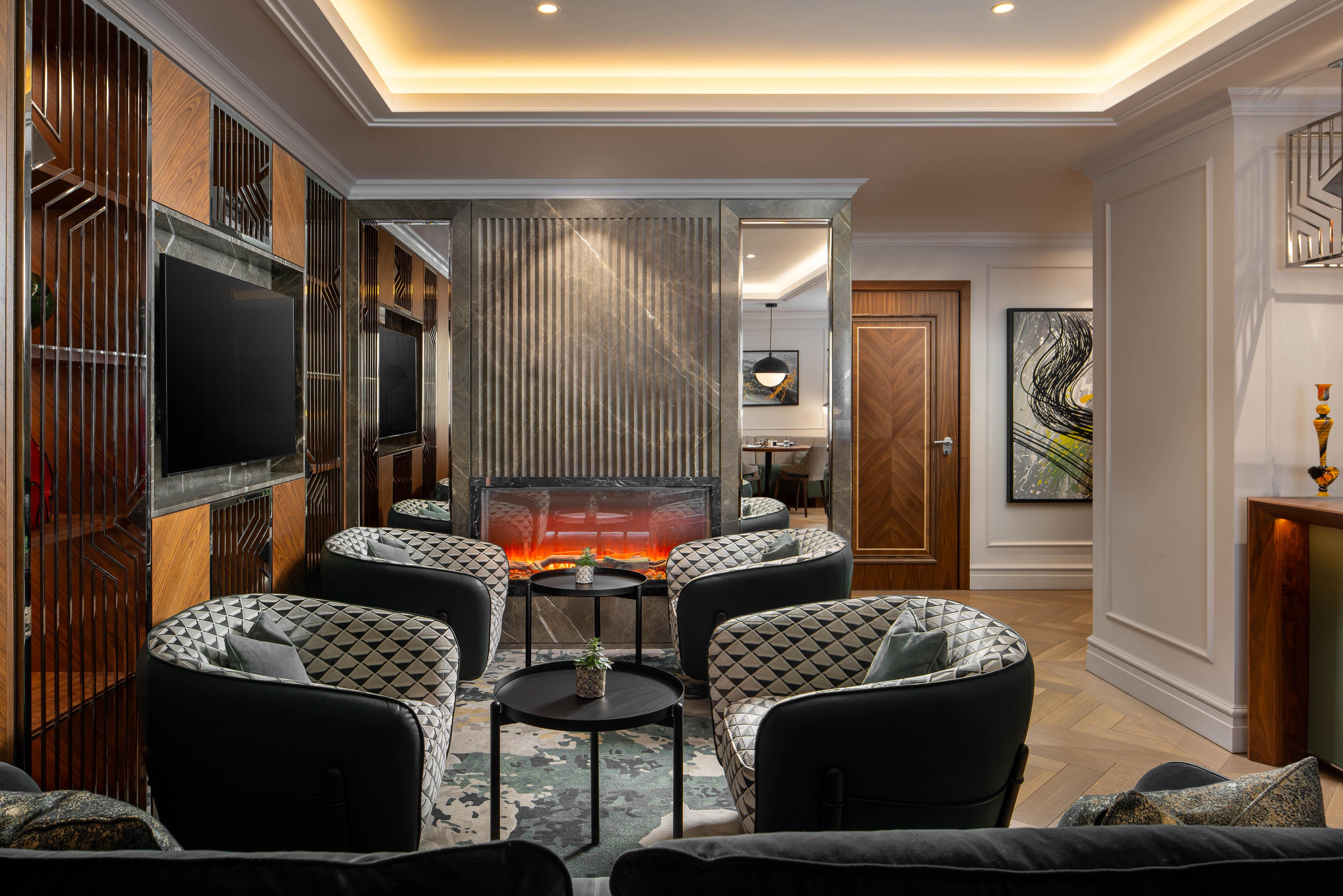 Intercontinental Athenee Palace Bucharest, An Ihg Hotel Esterno foto The living room of a three-bedroom apartment