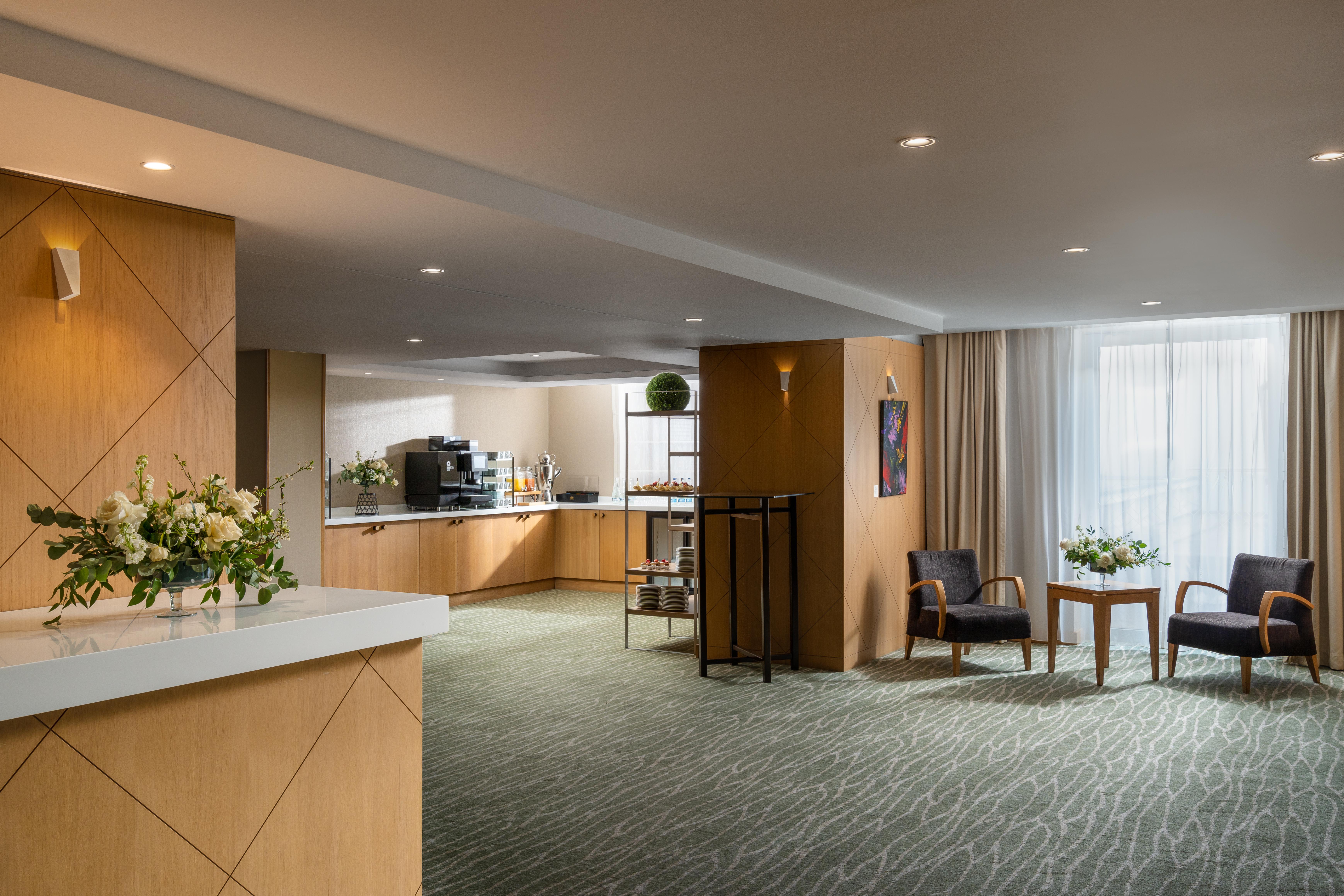 Intercontinental Athenee Palace Bucharest, An Ihg Hotel Esterno foto The 19th floor of the building is a private club for residents.