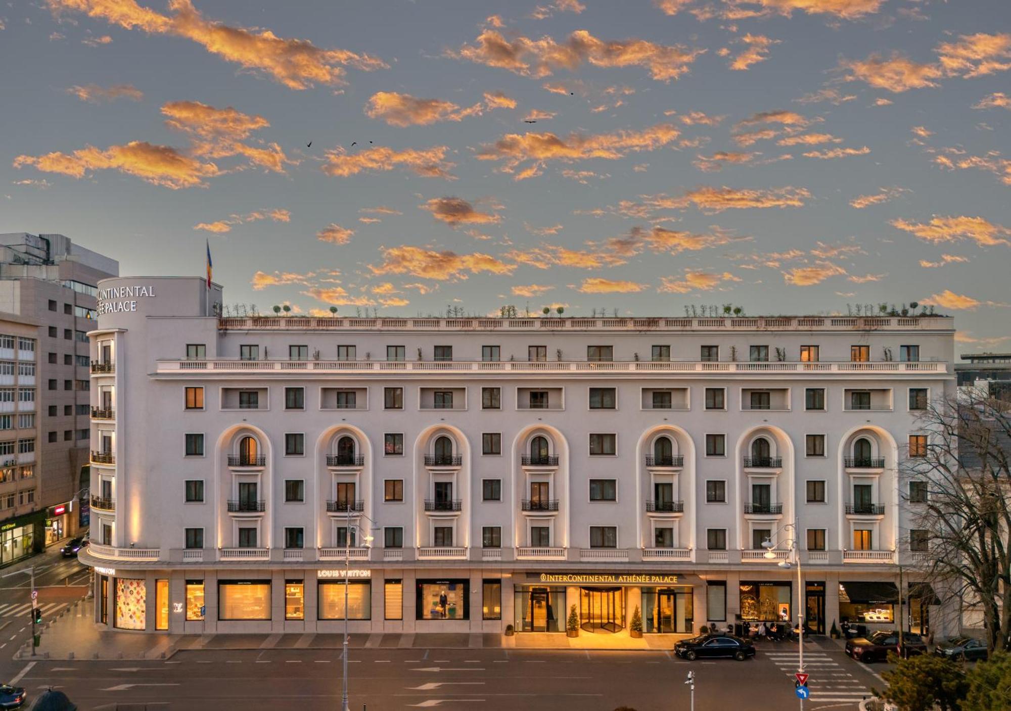 Intercontinental Athenee Palace Bucharest, An Ihg Hotel Esterno foto The hotel in 2019