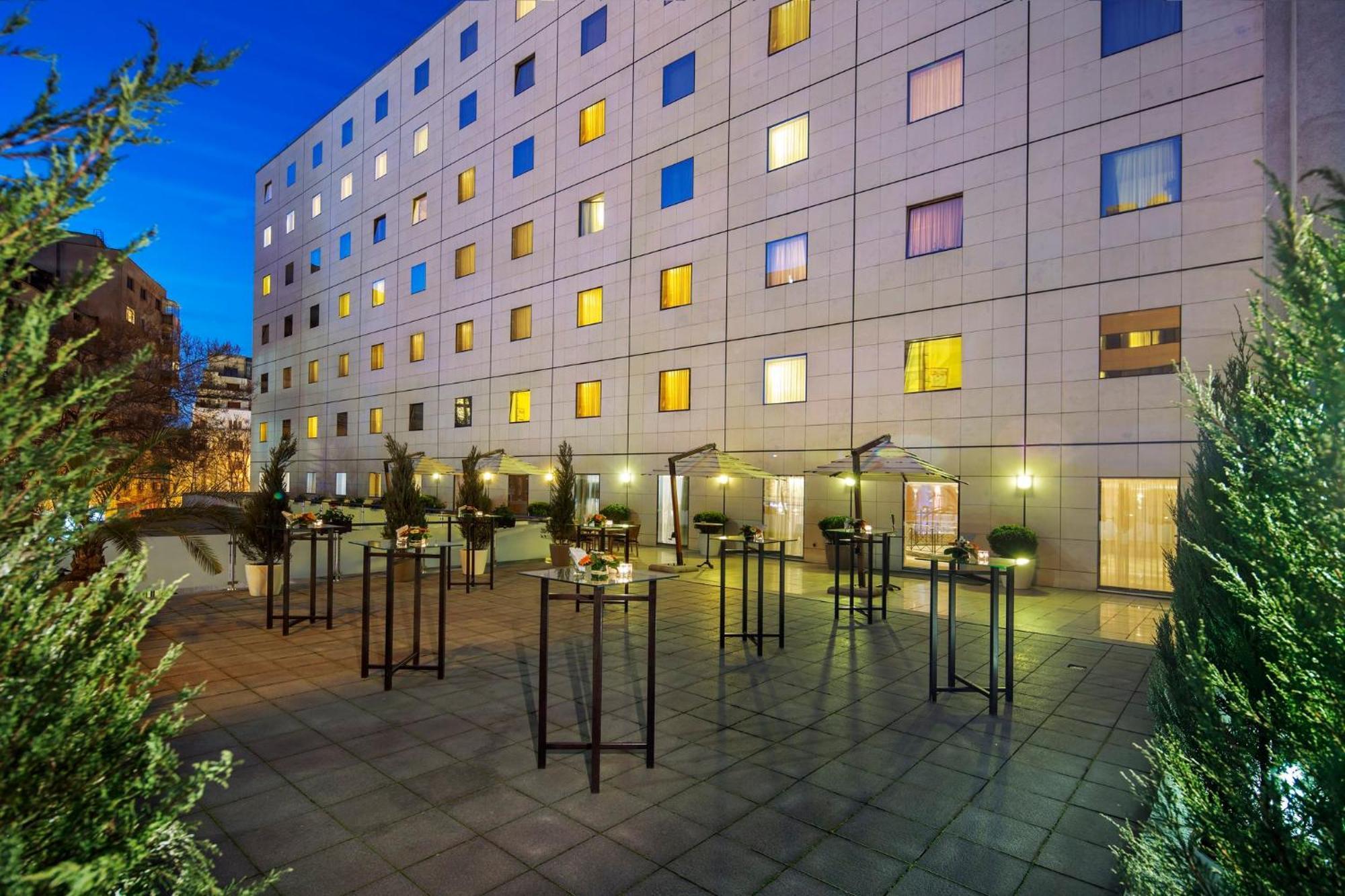 Intercontinental Athenee Palace Bucharest, An Ihg Hotel Esterno foto The hotel's courtyard